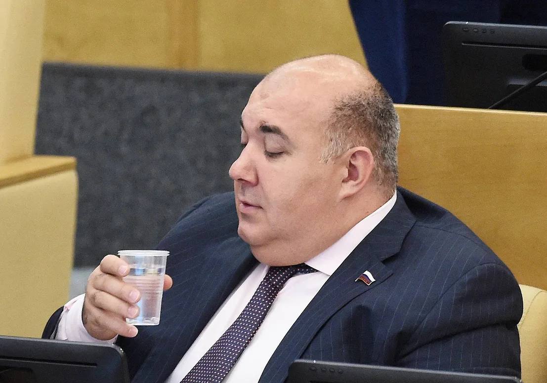 СКР и Справедливая Россия выясняют как разыскиваемый экс депутат Юрий Напсо стал членом участковой избирательной комиссии в Ростове на Дону Это позволило ему получить иммунитет и уголовное дело об изнасиловании было прекращено Напсо был включен в комиссию по представлению Алексея Лащенко руководителя районного отделения СР Полномочия Юрия Напсо досрочно прекращены 15 января а господин Лащенко исключен из партии Дмитрий Никотин Подписаться