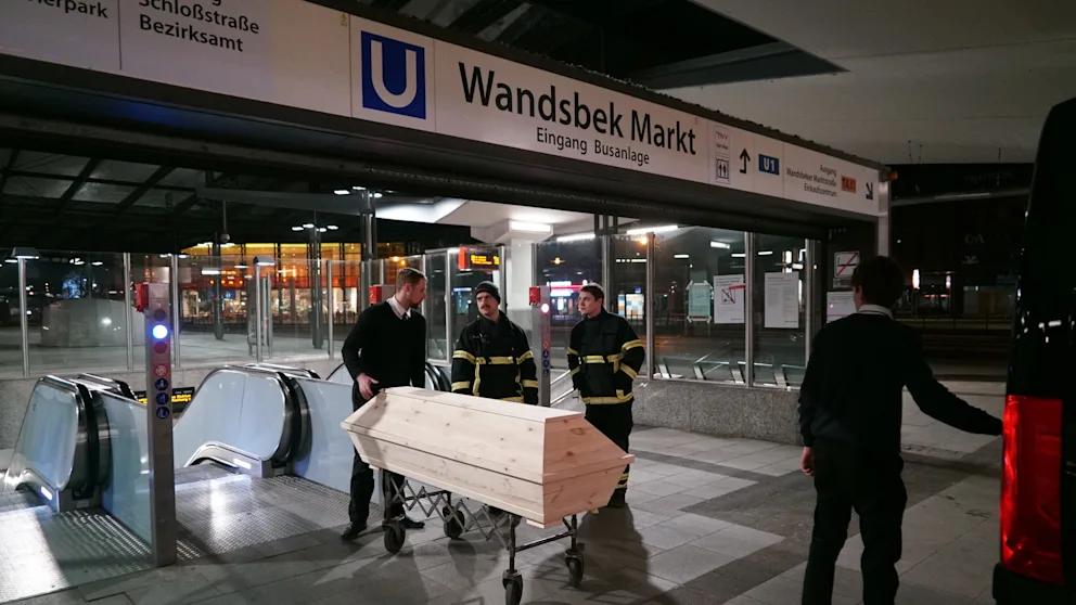 Мужчина из Южного Судана убивший девушку в метро Гамбурга попал в Германию по программе переселения беженцев ООН Убийца 18 летней девушки на станции метро Вандсбек Маркт в Гамбурге оказался выходцем из Южного Судана въехавшим в Германию по программе переселения беженцев ООН Как стало известно BILD 25 летний Ариоп Мозес А оказался в стране из за серьезной бреши в системе проверок перед въездом он не прошел личное собеседование по вопросам безопасности Вечером 29 января он без всякого повода схватил незнакомую 18 летнюю девушку и бросился вместе с ней под прибывающий поезд В итоге погиб как сам 25 летний суданец так и девушка По данным BILD мужчина прибыл в Германию в 2024 году по программе переселения ООН 20 июня он прилетел чартерным рейсом из Кении с въездным документом для иностранцев и национальной визой D выданной посольством Германии в Найроби При этом как уточнили источники BILD в Кении у ведомств ФРГ не хватило ресурсов для полноценной проверки личности и возможных рисков Политическая ответственность за процедуру в 2024 году лежала на тогдашнем министре внутренних дел Ненси Фезер и главе МИД Анналене Бербок поскольку их ведомства курируют безопасность отбора визы и работу дипмиссий Почему Ариоп Мозес А считался нуждающимся в защите и почему стандартные проверки не сработали до сих пор остается неясным BILD Russian