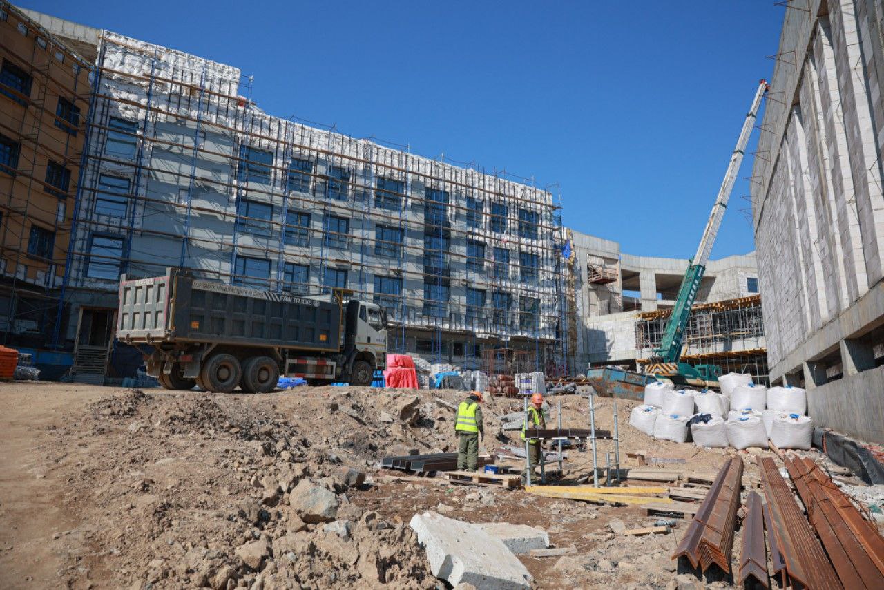 Администрация Владивостока расторгает контракт на строительство школы на Патрокле Мэрия города приняла решение о прекращении сотрудничества с подрядной организацией ГК Альянс из за систематического нарушения сроков и неисполнения обязательств Ранее суд отказал компании в увеличении сроков строительства и суммы финансирования За время работы на объекте подрядчик был оштрафован на 600 миллионов рублей Новую закупку на завершение строительства школы планируют провести весной Возведение объекта началось в 2021 году однако до настоящего времени работы не завершены Крайним сроком сдачи учреждения теперь обозначен июнь 2027 года Подробнее Deitaru