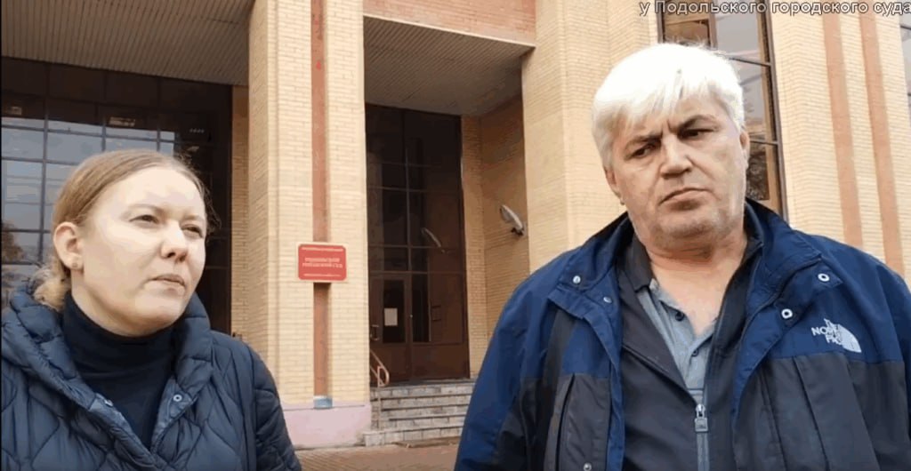 Лидера профсоюза Wildberries осудили по иску компании Центральный совет движения Союз Профсоюзов России СПР опубликовал официальное заявление в котором назвал приговор председателю профсоюзной организации работников Wildberries Александру Швецу неправосудным В СПР заявляют что уголовное преследование является ответом на его активную деятельность по защите трудовых прав Ранее суд признал Александра Швеца виновным по статьям о фальсификации доказательств десять эпизодов и покушении на мошенничество девять эпизодов Ему назначено наказание в виде исправительных работ сроком на полтора года с удержанием 10 из заработной платы Кроме того Швецу запрещено выступать представителем в судах на тот же срок а также предписано выплатить 30 000 рублей компании Wildberries по гражданскому иску Уголовное дело было инициировано по заявлению самого ООО Вайлдберриз Поводом послужили безденежные расписки которые Швец выдавал сотрудникам для подтверждения оплаты судебных расходов чтобы представлять их интересы в суде Эти расходы были связаны с исками благодаря которым суд признал работников полноценными сотрудниками компании защитив их трудовые права Считаем приговор оказанием давления на всех нас членов свободных профсоюзов на трудящихся осмеливающихся возвысить голос против работодателя применяющего незаконное штрафование ухудшающего условия труда сотрудников и умышленно систематически нарушающего Трудовое законодательство РФ говорится в заявлении СПР Противостояние между профсоюзом работников Wildberries и руководством компании продолжается с 2023 года За это время первичная организация под руководством Швеца выросшая до 547 человек добилась более тысячи судебных побед в результате которых отношения с исполнителями по договорам ГПХ были признаны трудовыми Кроме того профсоюзу удалось добиться отмены незаконных штрафов и признания травм полученных на складах производственными Сам Александр ранее заявлял что считает преследование местью за свою профсоюзную работу Эту позицию полностью разделяют в Союзе Профсоюзов России Эту позицию полностью разделяет редакция Диалектика Мы призываем к максимальной огласке этого дела