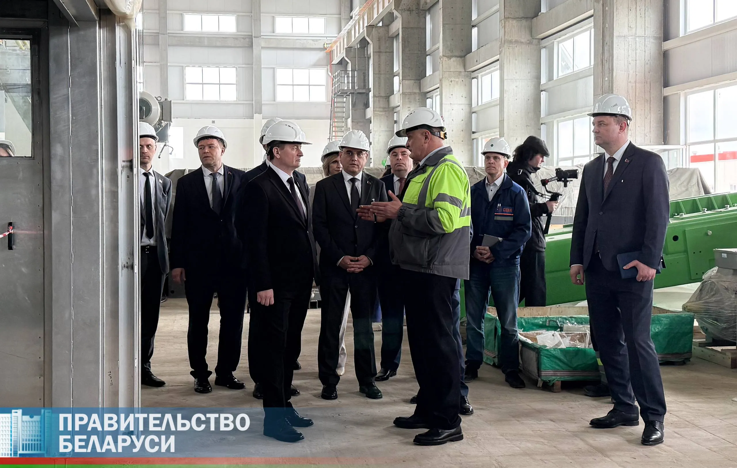 Инвестиционный проект Строительство цеха по производству бумаги предусматривает установку и запуск бумагоделательной машины по производству крафт мешочной микрокрепированной бумаги производительностью 160 тыс тонн в год из сульфатной целлюлозы собственного производства На строительной площадке завершены работы нулевого цикла работы по устройству фундаментов под каркас основных производственных зданий технологического оборудования и бумагоделательной машины работы по устройству железнодорожных подъездных путей к складу готовой продукции Ведется работа по устройству внутриплощадочных инженерных сетей