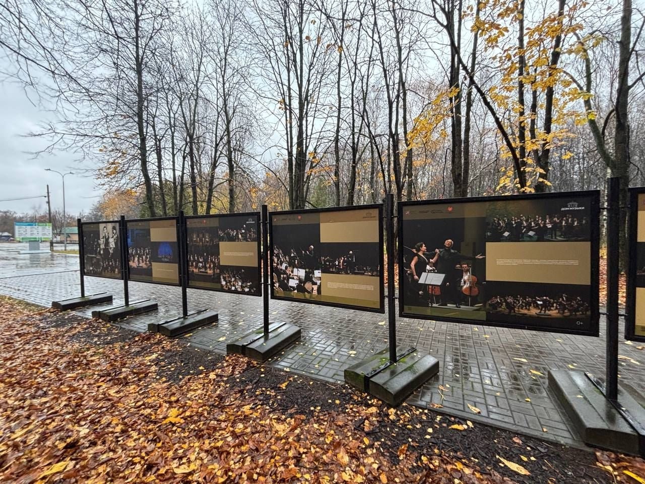 Друзья напоминаем что до 30 ноября в Измайловском парке проходит фотовыставка История Дома музыки и оркестра Виртуозы Москвы Увидеть фотостенды можно на каштановой аллее в Северной части парка Дом музыки был построен по инициативе выдающегося музыканта и общественного деятеля Владимира Спивакова и мэра Москвы Юрия Лужкова Сегодня Дом музыки место особое со своим лицом концепцией своей моделью концертной деятельности Разнообразие программ из года в год как нельзя лучше подчеркивает уникальность художественного пространства этой универсальной концертной площадки отвечая ее международному статусу MIPAC Международный центр исполнительских искусств