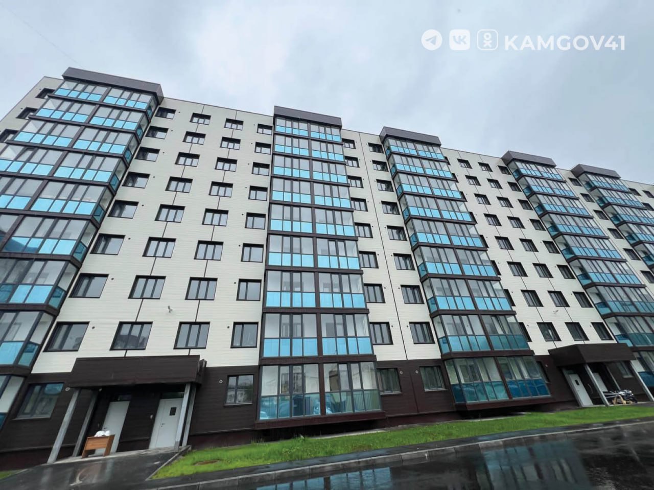 Губернатор Камчатского края Владимир Солодов осмотрел площадку строительства дома на ул. Защитников Донбасса в г. Елизово На стройплощадке финальный этап – ведутся внутренние отделочные работы. Квартиры будут сдаваться сразу с ремонтом, мебелью и всей необходимой техникой. Квартиры получат 188 семей Камчатки по программе «Арендное жилье в Дальневосточном федеральном округе». #камчатка #камчатскийкрай #арендноежилье #строительство #ВладимирСолодов