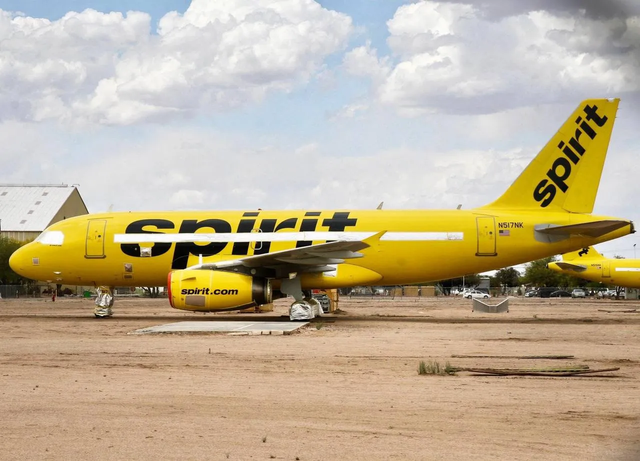 Spirit Airlines всё почти Американский лоукостер Spirit Airlines который уже дважды банкротился с 2024 года объявил о подготовке к прекращению операций Причина срыв переговоров о выделении экстренной помощи в размере 500 млн долларов Правительство США и ключевые держатели облигаций не смогли прийти к соглашению и авиакомпания осталась без средств Без федеральной поддержки или экстренного кредита перевозчик не сможет выполнять обязательства перед кредиторами Это может привести к остановке полётов и тысячам уволенных Судьба авиакомпании решится в ближайшие часы    AviaNews в телеграм Запасной аэродром в MAX