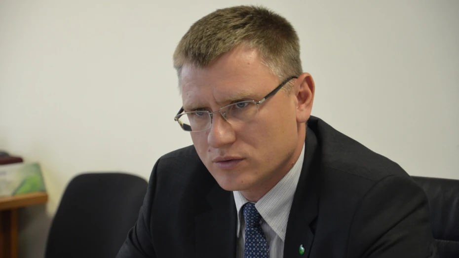 Банкир Михаил Москальцов занял пост министра предпринимательства торговли и туризма Воронежской области О назначении на должность руководителя минпредторга сообщило воронежское правительство Ранее Михаил Москальцов занимал должность заместителя управляющего регионального филиала ВТБ В рамках своих обязанностей он курировал корпоративный бизнес банка в Воронежской Тамбовской Липецкой Орловской и Рязанской областях Министр приступит к работе с 13 января В конце года в рамках прямой линии с губернатором Александр Гусев анонсировал назначение господина Москальцова после прохождения официальной процедуры оформления и согласования Напомним что ранее эту должность занимал Геннадий Швырков которого арестовали 9 июля 2025 года Экс министра обвиняют в мошенничестве в особо крупном размере ч 4 ст 159 УК РФ а заседания проходят в закрытом режиме По данным Площади бывшему чиновнику могут вменять хищения на выплатах участникам СВО в Семилукском районе Фото РИА Воронеж Подписывайся на Площадь