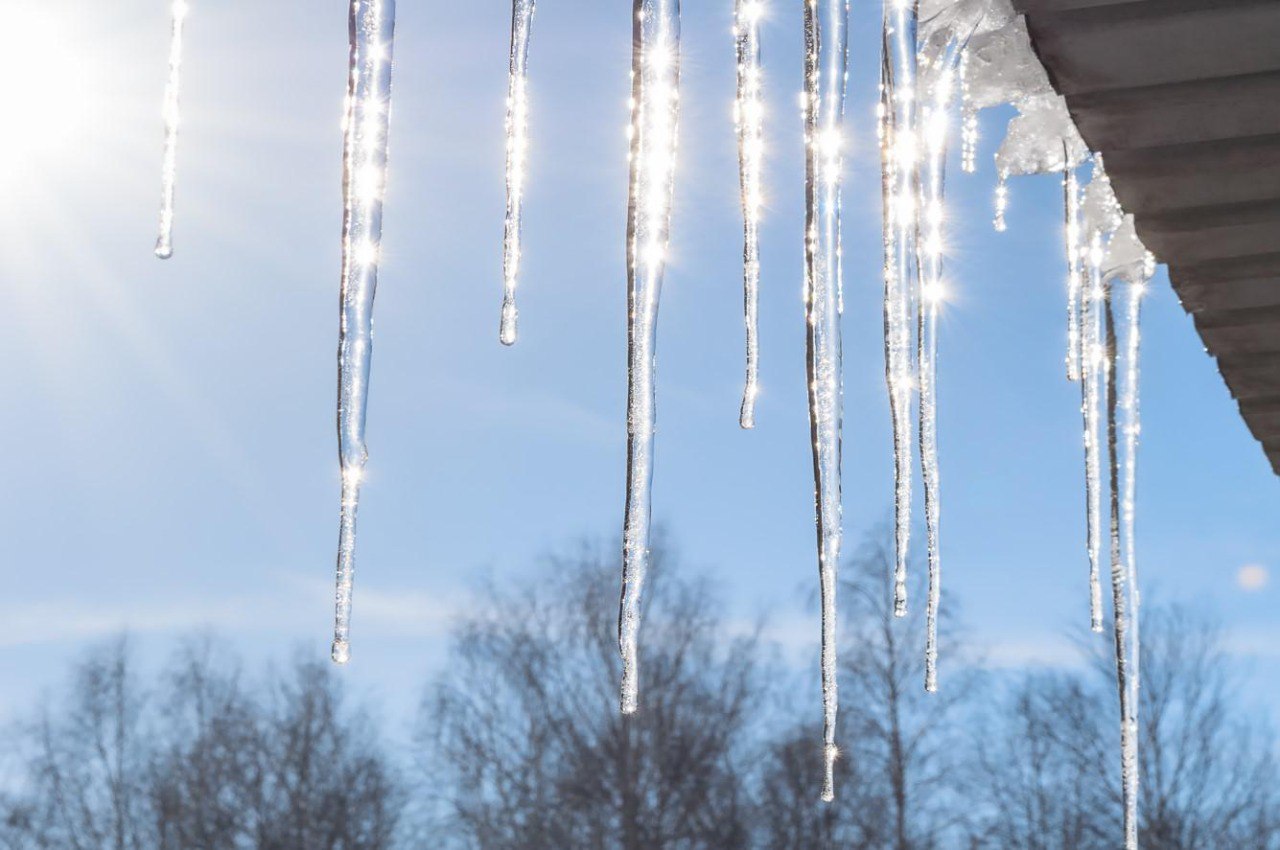 Эксперт Штраф за неубранные сосульки может доходить до 350 тысяч рублей Управляющая компания за неубранную от снега и наледи крышу дома может получить штраф до 350 тысяч рублей Очистка кровли обязанность управляйки Неисполнение возложенных на управляющую компанию обязанностей по очистке кровли от скопления снега и наледи следует квалифицировать как осуществление предпринимательской деятельности по управлению многоквартирными домами с грубым нарушением лицензионных требований что влечет наложение административного штрафа на должностных лиц в размере от 100 тысяч до 250 тысяч рублей или дисквалификацию на срок до трех лет на юридических лиц от 300 тысяч до 350 тысяч рублей ч 3 ст 14 1 3 КоАП РФ рассказала доцент кафедры семейного и жилищного права кафедры гражданского права МГЮА имени О Е Кутафина Евгения Басос Источник ТАСС   Будь в курсе событий везде ОК VK MAX