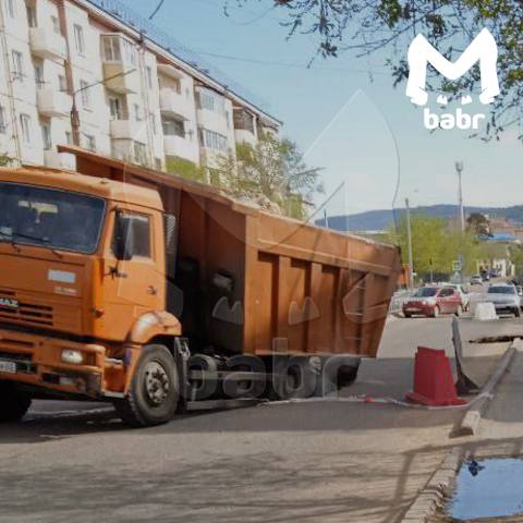 Ещё одна жертва попала в ловушку на Ключевской в Улан-Удэ. Вслед за грузовиком в асфальте утонул КАМАЗ, который приехал засыпать яму песком.