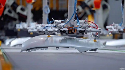 Компания AVATR совместное предприятие HUAWEI, Changan и CATL объявила о запуске новой современной фабрики, где с конвейера сходит по одному автомобилю каждые 60 секунд. Производство полностью автоматизировано, а все процессы управляются через 5G-сеть с помощью искусственного интеллекта. Фабрика оснащена более чем 40 цифровыми технологиями, включая систему цифрового двойника, что позволяет в реальном времени отслеживать каждый этап сборки — от заказа до выпуска готового автомобиля. Завод способен производить разные модели на одной линии и поддерживает свыше тысячи вариантов персонализации, включая разные силовые установки. Для контроля качества используется 369 систем наблюдения и 26 проверочных зон, а в 73 рабочих точках используются ИИ-системы визуального контроля. Такой подход позволил повысить точность сборки и выявлять малейшие отклонения без участия человека. Это уже какой-то космический уровень. Я про "разные модели на одной линии", включая разные двигатели.