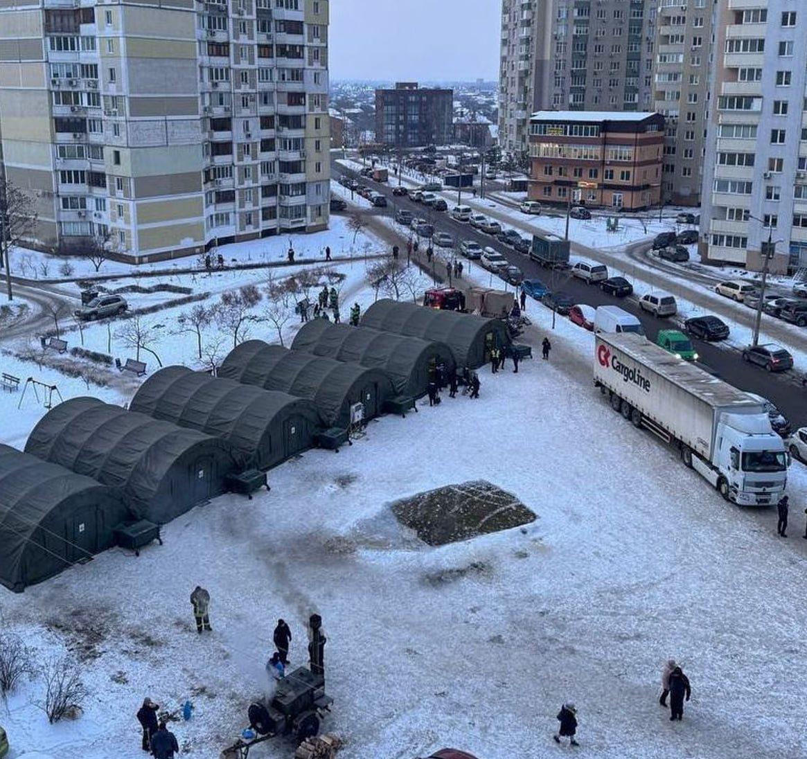 Будем делать туалеты как в деревне В Киеве могут начать рыть ямы для туалета прямо в городе если замерзнет канализация сообщил глава одного из районов Максим Бахматов Сейчас в некоторых районах столицы есть риск остановки водоотведения и замерзания труб пишут украинские СМИ Проблемы с теплом и электричеством длятся в Киеве уже больше двух недель
