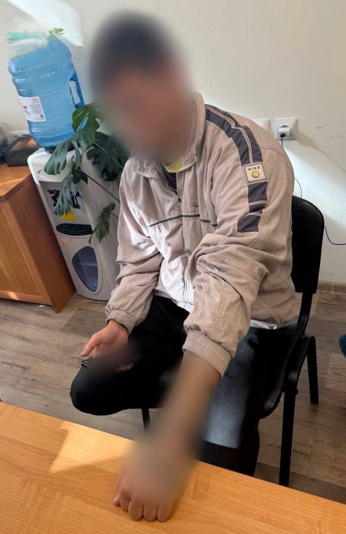 В Адлере приезжий привлечен к ответственности за нацистскую татуировку На улице Насыпной участковые и сотрудники уголовного розыска выявили 27 летнего приезжего у которого была на виду татуировка с изображением нацистской символики запрещенной на территории Российской Федерации В отношении мужчины составили административный протокол по ч 1 ст 20 3 КоАП РФ Суд признал его виновным по статье о пропаганде запрещенной символики и назначил наказание административный арест сроком на двое суток  Напомним что публичное демонстрирование нацистской атрибутики преследуется по закону Полиция Сочи