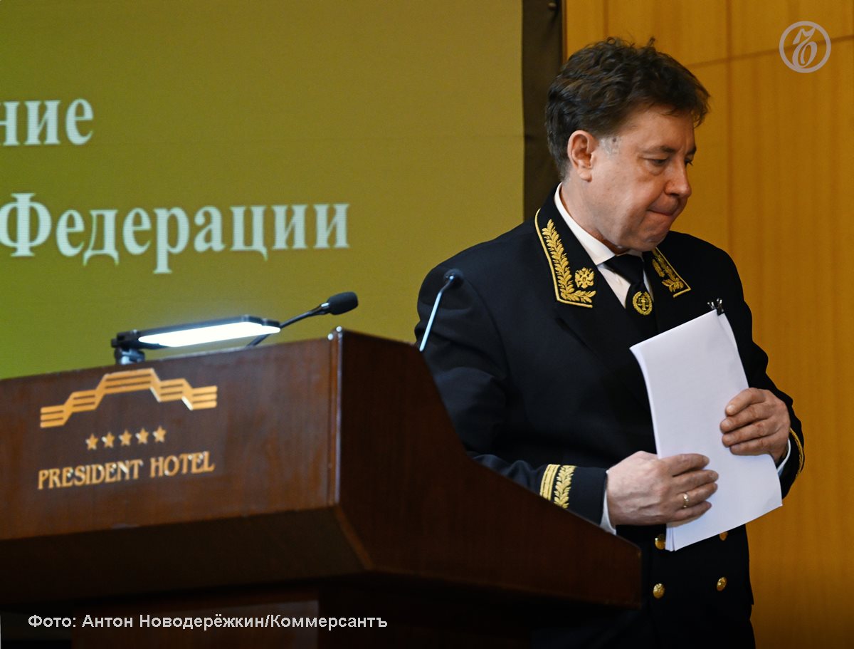 Суд удовлетворил антикоррупционный иск Генпрокуратуры и изъял имущество экс судьи Верховного суда РФ Виктора Момотова У служителя Фемиды и его делового партнера Андрея Марченко заключенного под стражу в доход государства изъяли 95 объектов собственности 44 земельных участка и 51 здание всю сеть отелей Marton По данным Генпрокуратуры судья фактически выступал бенефициаром отельного бизнеса Сам судья Момотов отрицал участие в отельном бизнесе По словам ответчика несмотря на предполагаемые активы в миллиарды рублей он за всю свою жизнь заработал порядка 80 млн руб и этих денег не хватило даже на покупку квартиры в столице Решение суда по ходатайству прокуратуры будет приведено к немедленному исполнению Подписывайтесь на Ъ Оставляйте бусты