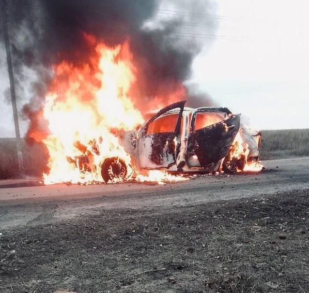 Боец теробороны пострадал при атаке дрона в Белгородском районе.  Беспилотник атаковал машину в районе села Черемошное. Участника теробороны везут в больницу с открытой раной ноги. У машины повреждены кузов, остекление, кабина и крыша.  • Ещё один дрон атаковал машину в селе Муром Шебекинского округа. Водитель успел выпрыгнуть из авто и не пострадал. Машина сгорела.