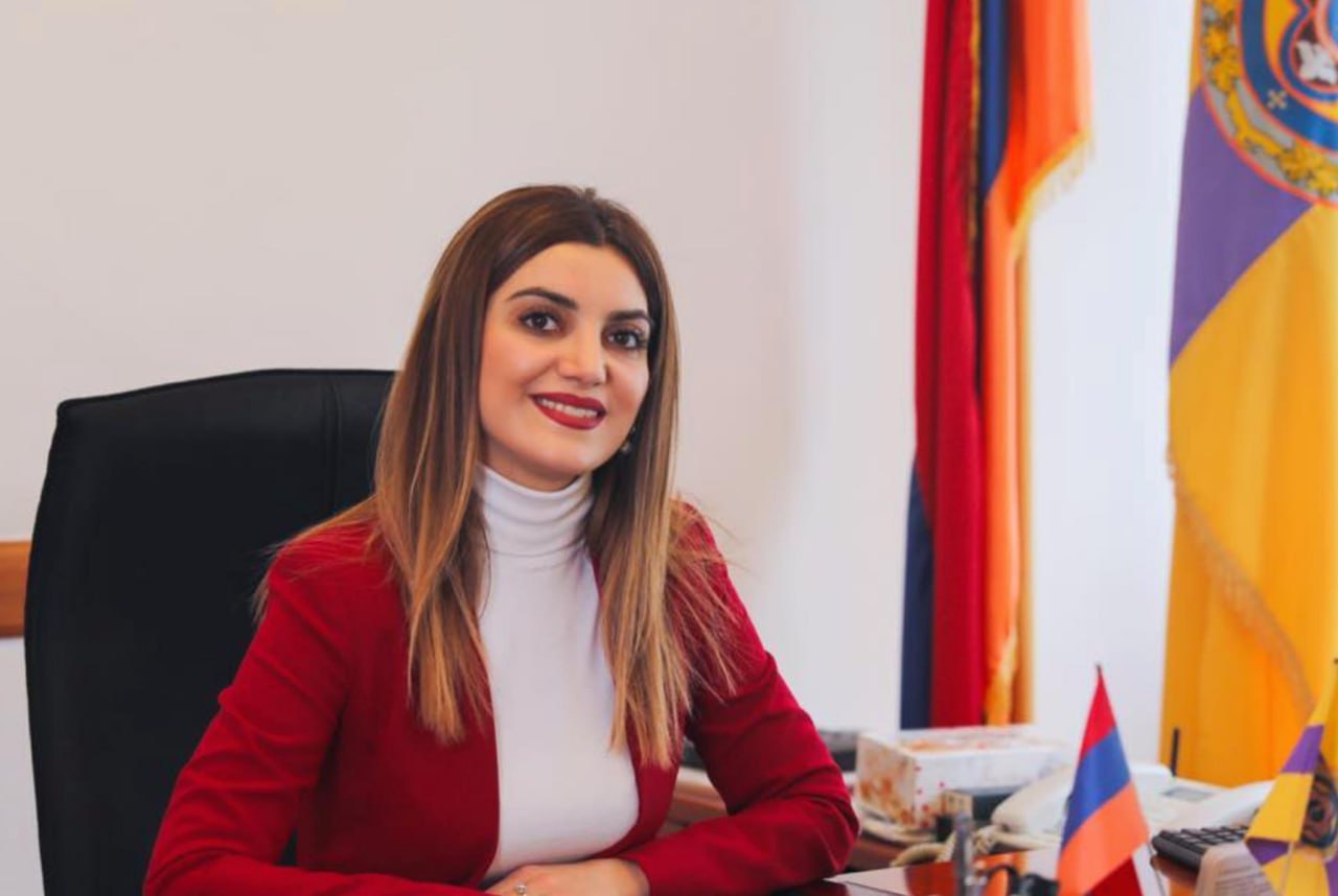 Мэр Эчмиадзина Диана Гаспарян подает в отставку. «Уважаемые сограждане, сообщаю вам, что на данном этапе своей жизни я приняла непростое решение посвятить себя тихой семейной жизни, воспитанию ребенка и расширению семьи. Поэтому в ближайшем будущем я сложу с себя полномочия члена совета общины Вагаршапата и больше не буду занимать должность лидера общины.  Я также хочу поблагодарить свою политическую команду, партию «Гражданский договор» и премьер-министра Никола Пашиняна за то, что они доверились  неопытной девушке в 2018 году...», — написала она.