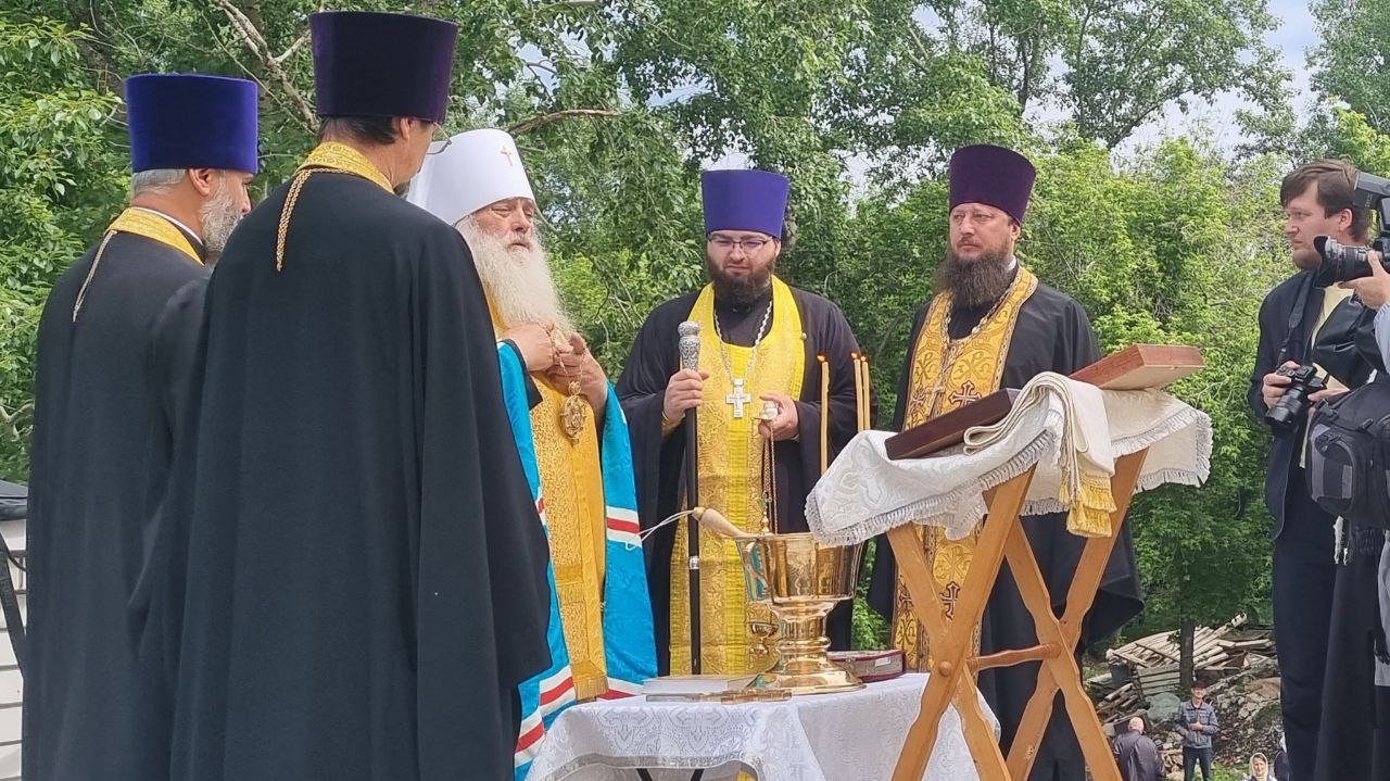 Большой купол сегодня установили на Спасо-Сергиевском соборе в городе Барнауле.  Это завершающий этап внешних строительных работ.  Диаметр купола почти 7 метров, а высота около 6. Сделан он в Барнауле из специального нержавеющего материала нитрида титана и сияет золотом. Напыление выполнили прямо у собора, чтобы не повредить при перевозке.   Закладной камень в основании будущего собора на проспекте Ленина заложил патриарх Московский и всея Руси Кирилл, когда приезжал в Барнаул в 2015 году. Строительные работы ведутся с 2019 года только за счёт пожертвований.