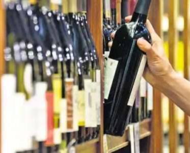 Минфин предлагает продлить до 2027 года лицензии на алкоголь в Темрюкском районе Минфин разработал проект постановления правительства России которым предлагается продлить на год для предпринимателей Анапы и Темрюкского района действие лицензий на розничную продажу алкогольной продукции в том числе при оказании услуг общественного питания Проектом постановления устанавливается что лицензиат имеет право на возврат государственной пошлины уплаченной за продление на 1 год срока действия лицензии на розничную продажу алкогольной продукции или лицензии на розничную продажу алкогольной продукции при оказании услуг общественного питания срок действия которой истек истекает в 2026 году говорится в пояснительной записке Видео запросы на рекламу присылайте в Temruchok info bot Telegram MAX