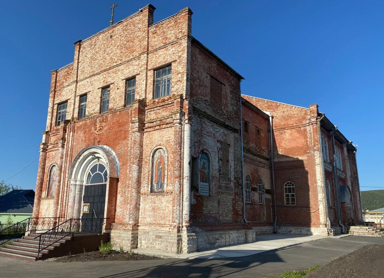 В городе Юрюзани восстановят храм Рождества Христова Московские специалисты уже провели первичное обследование памятника архитектуры полученные данные лягут в основу будущей проектной документации Храм был освящен в 1904 году Изначальный облик здания утрачен в советский период была разобрана 39 метровая колокольня с винтовой лестницей уничтожены колокола и золоченый иконостас Долгое время здесь располагался клуб где показывали фильмы спектакли и концерты Возрождение религиозной жизни в здании началось в 1992 году Челябинская епархия odinoblculture