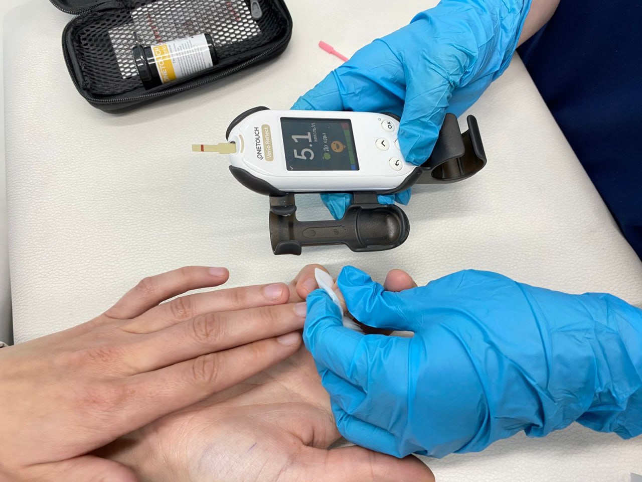 Минздравом Якутии ведется активная работа по выявлению больных с нарушениями углеводного обмена и сахарным диабетом Одним из ключевых инструментов в этом направлении является диспансеризация населения Результаты проверки уровня глюкозы в крови в рамках диспансеризации позволяют своевременно диагностировать преддиабет и сахарный диабет на ранней стадии Главный внештатный специалист Минздрава Якутии по эндокринологии Любовь Сыдыкова подчеркивает что сахарный диабет является серьезной медико социальной проблемой приводящей к инвалидизации и повышению смертности населения Ранняя диагностика преддиабетических состояний направленна на профилактику развития диабета Это состояние характеризуется повышенным уровнем сахара в крови который еще не достиг критических значений но уже сигнализирует о риске развития диабета в будущем рассказала Любовь Ахмедовна На сегодняшний день в Якутии на диспансерном учете по сахарному диабету состоят 34526 пациентов Благодаря диспансеризации и профилактическим медицинским осмотрам за 10 месяцев 2025 года в Якутии впервые выявлено 644 случаев сахарного диабета а всего за этот период 1724 В том числе врачами установлено 368 случаев преддиабета Комплексный подход к диагностике лечению и профилактике сахарного диабета позволяет своевременно выявлять и контролировать заболевание снижая риск развития осложнений и улучшая качество жизни пациентов обозначила министр здравоохранения РС Я Лена Афанасьева Задачи по борьбе с сахарным диабетом включены в мероприятия Национального проекта Продолжительная и активная жизнь