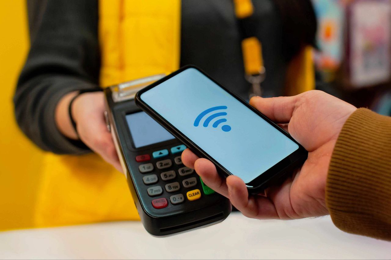 Samsung наконец-то решилась на апгрейд NFC — Проблем при оплате больше не будет? Антенна NFC у Samsung — это боль. Расположена она где-то справа, что иногда приходится танцевать смартфоном, что бы найти «ту самую точку» для оплаты По данным ETNews, Samsung рассматривает перенос антенны NFC в верхнюю часть корпуса. Но, Инсайдеры говорят, что компания может пойти дальше и добавить вторую антенну, оставив старую на месте Правда, решение пока не финальное — Samsung всё ещё колдует над конструкцией Galaxy S26, и финальный дизайн утвердят ближе к осени Lifegoodd • Boost