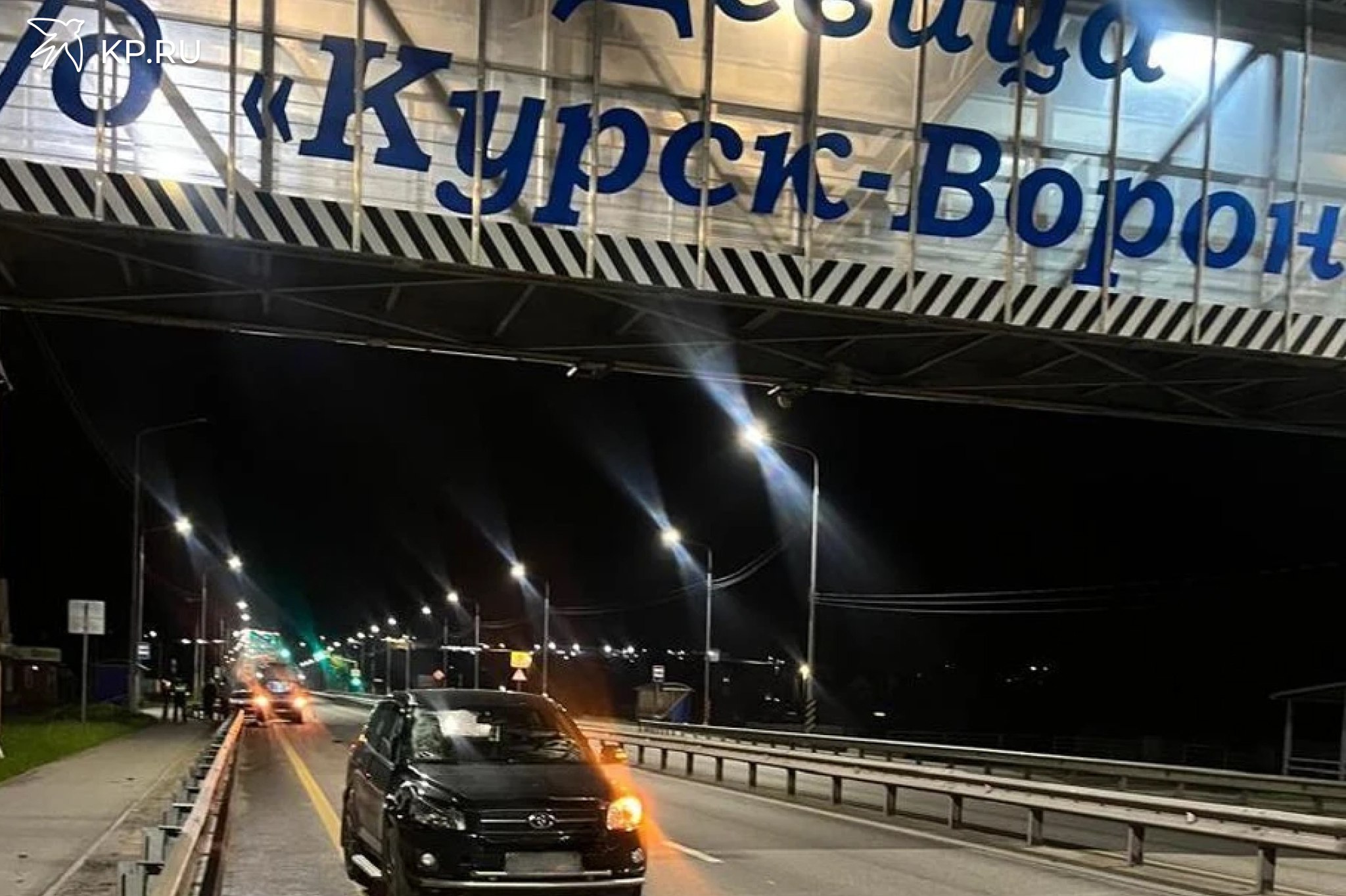 19-летний водитель кроссовера сбил насмерть пешехода под Воронежем На трассе в селе Девица Семилукского района произошла трагедия: водитель кроссовера сбил насмерть пешехода, личность которого пока не установлена. Об этом 21 мая сообщила пресс-служба ГУ МВД по Воронежской области. Как стало известно, происшествие произошло поздно вечером 20 мая около 23:00 на 205-м км автодороги Р-298 «Курск – Воронеж – Р22 «Каспий». За рулем автомобиля Toyota RAV4 находился 19-летний молодой человек, который, согласно предварительной версии полиции, наехал на человека, переходившего дорогу в запрещенном месте, но в пределах видимости надземного пешеходного перехода. Пешеход получил травмы, несовместимые с жизнью, и скончался на месте до прибытия скорой помощи. Полиция проводит проверку, в ходе которой выясняются все обстоятельства и причины случившегося.