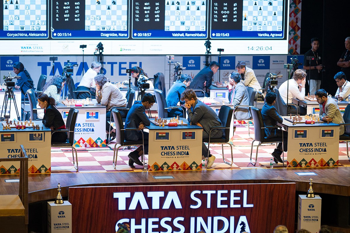 В Калькутте стартовал супертурнир Tata Steel Chess, в программу которого входят круговые соревнования по рапиду  один круг, 13-15 ноября  и блицу  два круга, 16-17 ноября . В мужском и женском турнирах участвуют сильнейшие шахматисты мира.  В среду 13 ноября было сыграно три тура в быстрые шахматы.   У мужчин вперед вырвался Нодирбек Абдусатторов - 2,5 очка. По 2 очка набрали С.Л. Нараянан, Уэсли Со и Магнус Карлсен. В "полтиннике" идут Даниил Дубов, Нихал Сарин и Арджун Эригайси. 1 очко в активе у Р. Прагнанандхи, по 0,5 - у Винсента Каймера и Сантоша Видита.    Леннарт Отес