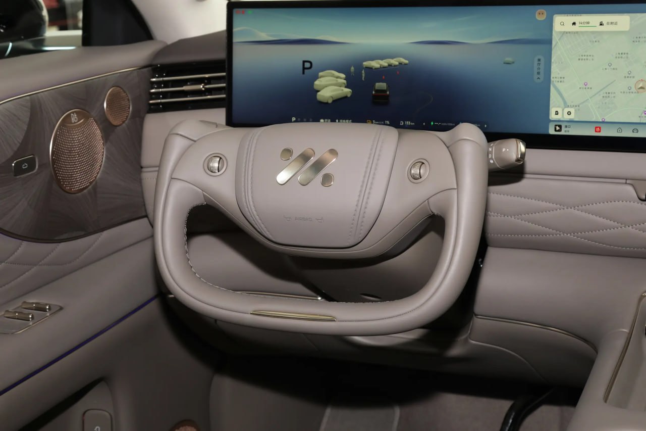 В Китае планируется запретить установку штурвалов с усечённой верхней частью вместо традиционных рулей следует из проекта нового стандарта опубликованного минпромом КНР В случае принятия новый стандарт фактически запретит установку штурвалов вместо рулей из за невозможности полноценной оценки безопасности этих элементов Стандарт также строго регулирует положение рулевой колонки и правильность раскрытия подушки безопасности На данный момент штурвалы вместо рулей встречаются на автомобилях Tesla IM Motors и объявленной банкротом марки Jiyue авторынок chinamashina news