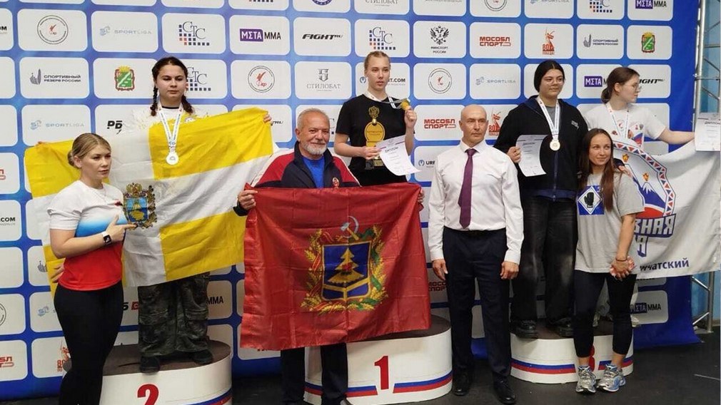 Брянская спортсменка Александра Кошелева стала четырехкратной победительницей Первенства России по кикбоксингу. Чемпионка является воспитанницей спортшколы «Электрон». Кикбоксерку тренирует Тофик Агаев. С его помощью Александра Кошелева добилась высоких результатов на форуме кикбоксинга в Наро-Фоминске, который проходил в период с 18 по 23 мая. В мероприятии приняли участие около 1500 спортсменов из 74 регионов нашей страны. Еще два спортсмена из Дятьково Андрей Олизько и Ульяна Новикова заняли 5 места в своих возрастных и весовых категориях. 12+ Фото: группа администрации Дятьковского района в соцсети