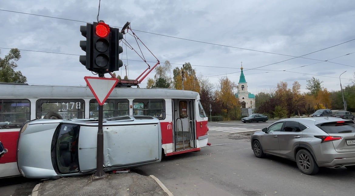 Проезд на запрещающий сигнал светофора стал причиной ДТП в Донецке  В Куйбышевском районе столицы Донецкой Народной Республики произошло дорожно-транспортное происшествие с участием автомобиля и трамвая. Подробнее