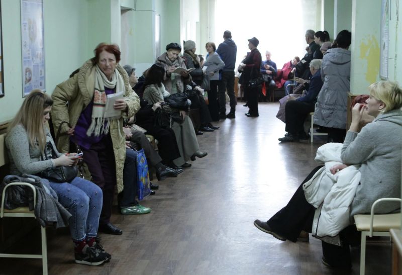 Губернатор Камчатки не попал на приём к терапевту и разнёс главу минздрава края Жёсткой критике губернатора подвергся врио главы министерства здравоохранения региона Олег Мельников на оперативном совещании в правительстве края 13 октября передаёт РАИ КАМЧАТКА ИНФОРМ Во время прямой линии 9 октября жители краевого центра пожаловались что не могут дозвониться до работников министерства Губернатор решил проверить работу ведомства лично Владимир Солодов дважды позвонил в приёмную министра но ему никто не ответил Тогда он обратился на горячую линию ведомства качество работы которой его устроило Возмутило губернатора то что он попытался оперативно записаться на приём к участковому терапевту поликлиники в Сероглазке но ему предложили обратиться к врачу 27 октября Если я не могу банально к терапевту Читать на сайте   kamchatinfo com news politics detail 73696
