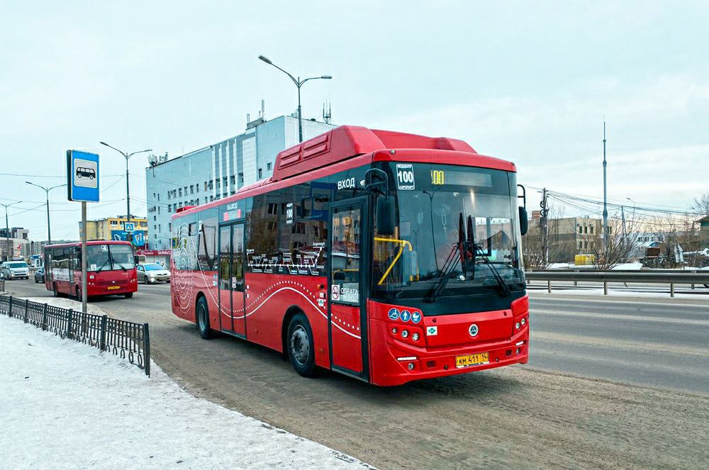 В Якутске планируют закупить 74 новых автобуса  В этом году в Якутске планируется закупка 74 новых автобусов для общественного транспорта. В настоящее время ведутся переговоры с Государственной транспортной лизинговой компанией по определению условий и лимитов на закупку. Также обещана поддержка со стороны республики по субсидированию частных перевозчиков на первый взнос в лизинг.   «Должны быть хорошие условия, нужно внимательно посмотреть по маршрутам и поддержать те, которые способны обновляться», - прокомментировал глава города Евгений Григорьев.    Такая информация прозвучала во время еженедельной общегородской планерки 24 февраля, сообщает   .  Фото мэрии Якутска.    Новости   Yakutsk News