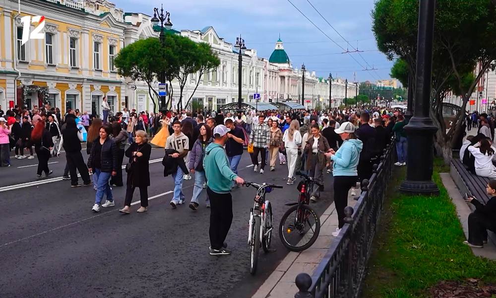 В Омске ограничили продажу алкоголя в рамках проекта «Пешеходный Любинский»  Сергей Шелест подписал постановление, направленное на обеспечение порядка в проведении культурно-массовых и спортивных мероприятий. В частности, речь идет о запрете розничной продажи алкогольной продукции.  На территории нескольких скверов и центральных улиц города, включая сквер Дзержинского, улицу Музейную, Ленина, К. Либкнехта, Бударина, Щербанёва и другие, с 20:00 в пятницу и на протяжении выходных дней будет ограничена продажа алкоголя. Нововведение позволит создать безопасную обстановку во время проведения публичных мероприятий.
