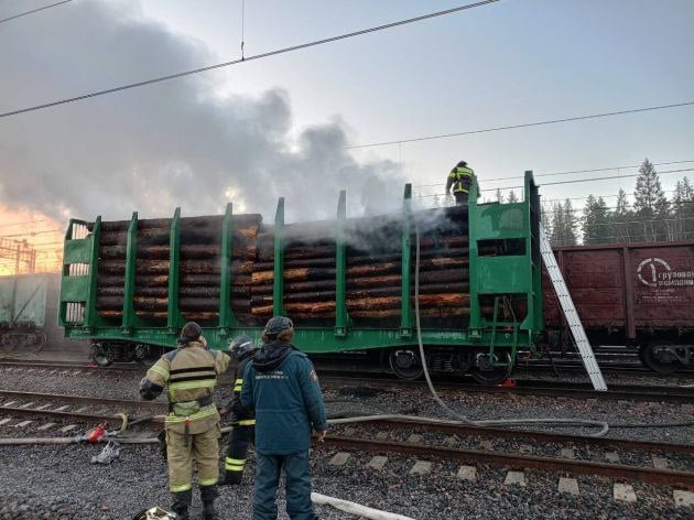 Грузовой поезд загорелся на пути к Светогорскому ЦБК  Как сообщает Северо-Западная транспортная прокуратура, 10 ноября на станции Каменогорск-1  произошло возгорание вагона с древесиной. Состав следовал со станции Хвойная на Светогорский ЦБК.  Возгорание ликвидировано. Никто не пострадал, задержки движения поездов  не произошло.   Северо-Западная транспортная прокуратура