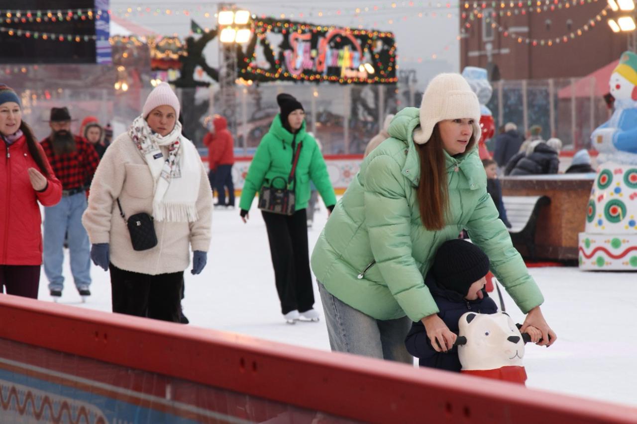Родителям хотят сократить работу на час В Госдуме попросили Роструд родителям с несовершеннолетними детьми сделать сокращенную рабочую неделю Вариант который проталкивает законодатели 39 часов вместо 40 а зарплату при этом не трогать пишет РИА Новости Идея простая чтобы у родителей было больше времени на воспитание бытовые дела и совместный досуг с детьми при этом без потери дохода Минус час у станка плюс демография уют и семейные ценности   Подпишитесь на Абзац TG VK Дзен MAX Rutube