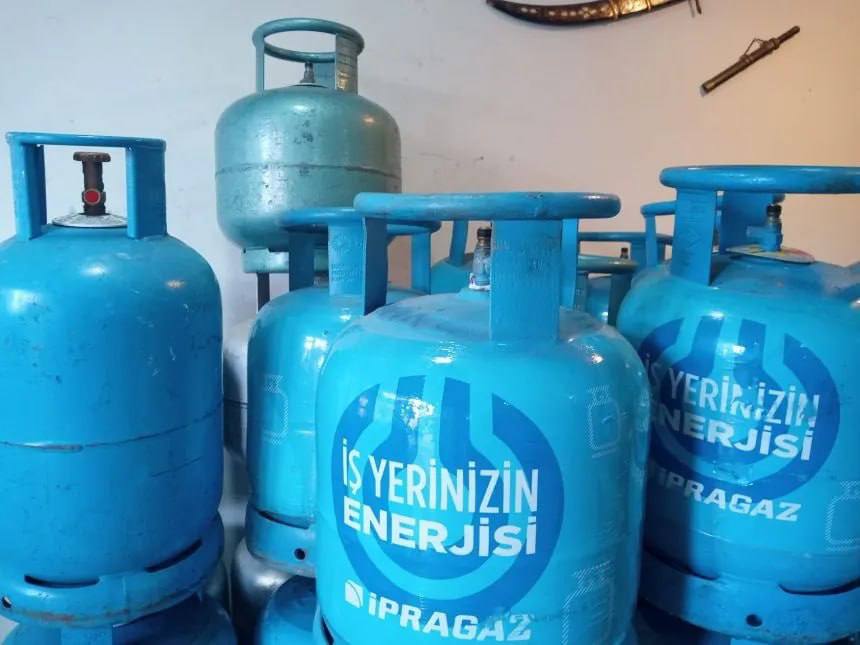 В Турции снова подорожание теперь очередь дошла до газовых баллонов С 18 сентября 2025 года цена на стандартный кухонный баллон весом 12 кг выросла до 1050 лир Для сравнения пикниковый баллон теперь стоит 250 лир а промышленный 3100 лир Особенно болезненно это повышение воспринимают жители районов без подключения к природному газу Тем не менее в некоторых провинциях Турции уже стартовали акции Приди возьми самовывоз кухонный баллон можно взять за 850 лир Через приложения на смартфоне цена может снизиться даже до 800 лир