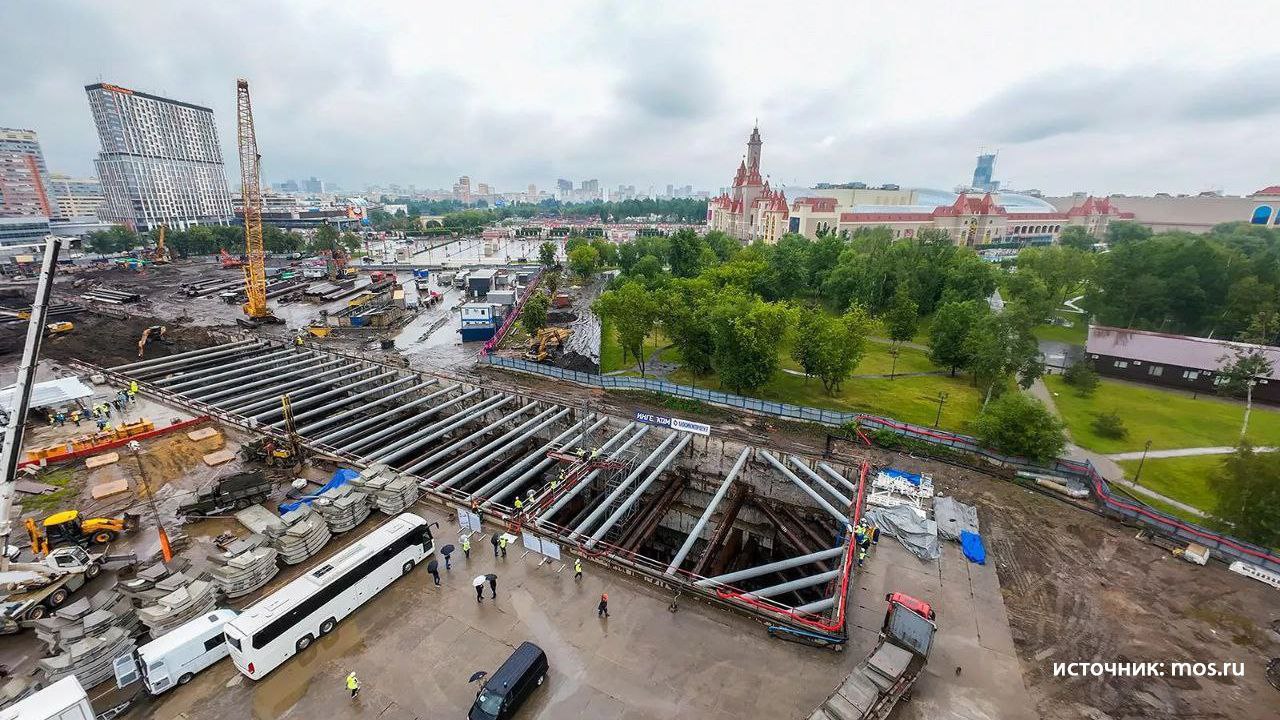 В Москве начали строительство новой линии метро — Бирюлёвской. Запустить её планируется в 2030 году Накануне был дан старт проходке первого тоннеля длиной 1,67 километра. Он свяжет станции «Остров Мечты» и «Кленовый бульвар». Вскоре начнётся строительство второго тоннеля. Возводить новую линию будут поэтапно. Планируется, что полностью она откроется в 2030 году. На ветке будет 10 станций, а её общая длина превысит 22 километра. В результате улучшится транспортная доступность более чем миллиона жителей районов Даниловский, Нагатинский Затон, Нагатино-Садовники, Печатники, Москворечье-Сабурово, Царицыно, Бирюлёво Восточное и Бирюлёво Западное. Также разгрузятся зелёная и серая ветки метро.