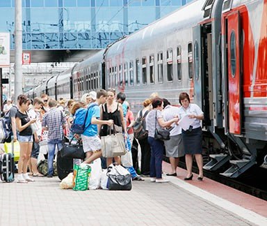 Плотность следования В компании подсчитали что в 2025 году перевозки в направлении Черноморского побережья снизились на 15 к рекордному 2024 году Однако на интенсивности работы железнодорожников Северо Кавказской дороги это никак не сказалось Напротив нагрузка на магистраль стала даже больше За 8 месяцев в границах Северо Кавказской дороги во всех видах сообщения перевезено более 41 млн пассажиров Как отметил заместитель начальника СКЖД начальник службы пассажирских перевозок Александр Казаков только в августе по Северо Кавказской дороге проехали 6811 поездов Для сравнения в августе прошлого года этот показатель был на 170 поездов меньше среднесуточно это нам даёт порядка 5 составов дальнего следования В июле на 100 поездов больше проследовало чем годом ранее Поэтому говорить о том что с некоторым снижением количества пассажиров нагрузка на магистраль уменьшилась большая ошибка Наоборот она стала даже больше с ростом объёмов пропуска поездов и условия работы стали жёстче подчеркнул Александр Казаков Читайте все материалы выпуска