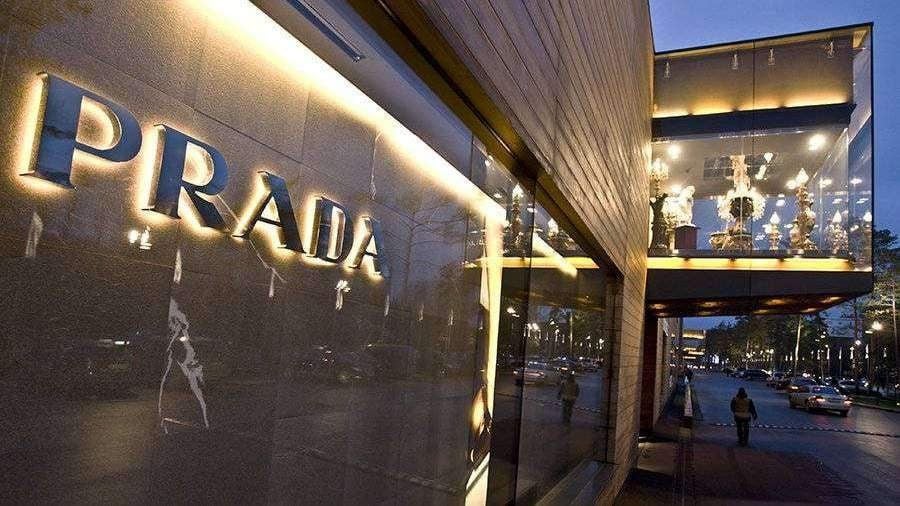 Prada рассматривает возможность покупки Versace, — Il Sole 24 Ore со ссылкой на источники  По данным издания, целесообразность сделки помогает оценить банк «Citigroup Inc», который привлечен итальянским домом моды «Prada SpA» в качестве консультанта.   Отмечается, что с 2018 года Versace принадлежит компании Capri Holdings, которая также выразила готовность продать Jimmy Choo и ранее поручила банку Barclays разослать запрос потенциальным покупателям.  НАШИ РЕСУРСЫ:   Telegram   Tik-tok   YouTube   RUTUBE