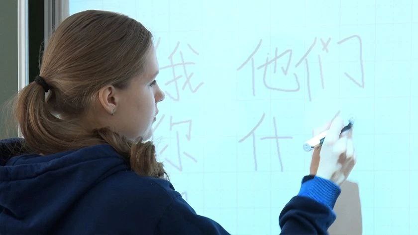 На границе с Поднебесной жить по китайски говорить более 2 5 тысячи школьников изучают китайский язык в Приамурье Сегодня 17 февраля отмечается китайский Новый год праздник весны и обновления В Амурской области его встречают не только у границы но и за партами более 2 5 тысячи школьников региона изучают язык Поднебесной Занятия по китайскому языку проходят в 30 общеобразовательных организациях семи муниципалитетов  в Благовещенске  Свободном  Тынде  Райчихинске  ЗАТО Циолковский  Благовещенском МО  Магдагачинском МО Подробнее тема раскрыта в материале по ссылке Минобрнауки Амурской области в МАХ