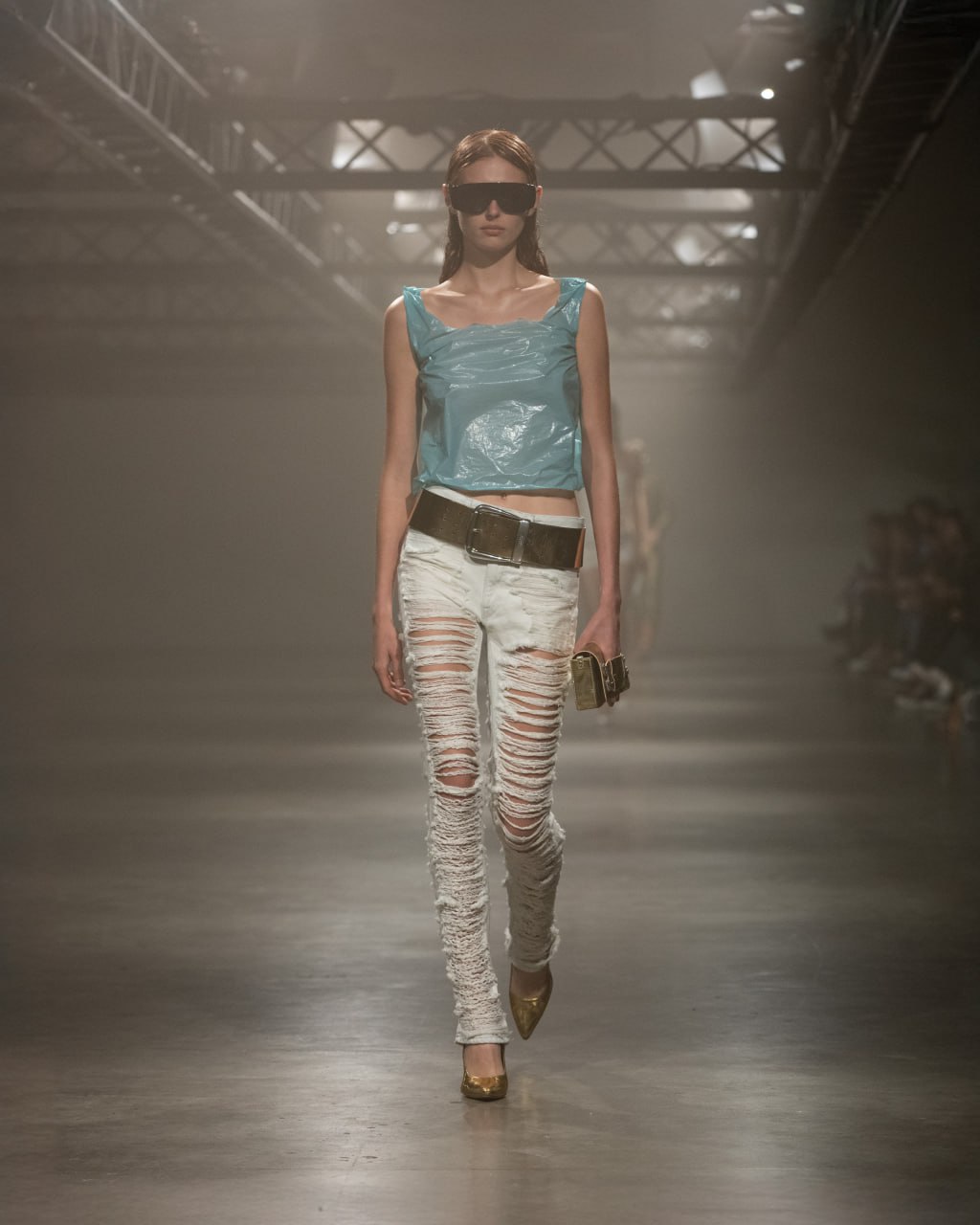Maison Margiela представил футболку в стиле "пакетика" стоимостью 92 тысячи рублей — теперь модный облик можно создать из материалов, напоминающих содержимое мусорного ведра, оставаясь при этом на высоте подиумного стиля.