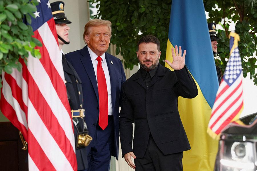 Владимир Зеленский анонсировал встречу с Дональдом Трампом в Нью Йорке Президент Украины Владимир Зеленский сообщил что планирует встретиться с президентом США Дональдом Трампом на полях Генассамблеи ООН в Нью Йорке на следующей неделе По его словам в программе визита предусмотрено много двусторонних встреч в том числе и с американским лидером передает агентство Интерфакс Украина Зеленский уточнил что на переговорах речь пойдет о гарантиях безопасности для Украины а также о санкциях против России Мы будем обсуждать те гарантии которые партнеры могут предоставить Украине и шаги по усилению санкционного давления на Россию отметил он Кроме того украинский лидер анонсировал возможную встречу первых леди его супруги Елены Зеленской и Мелании Трамп Темой обсуждения станут гуманитарные вопросы в частности защита детей BILD Russian