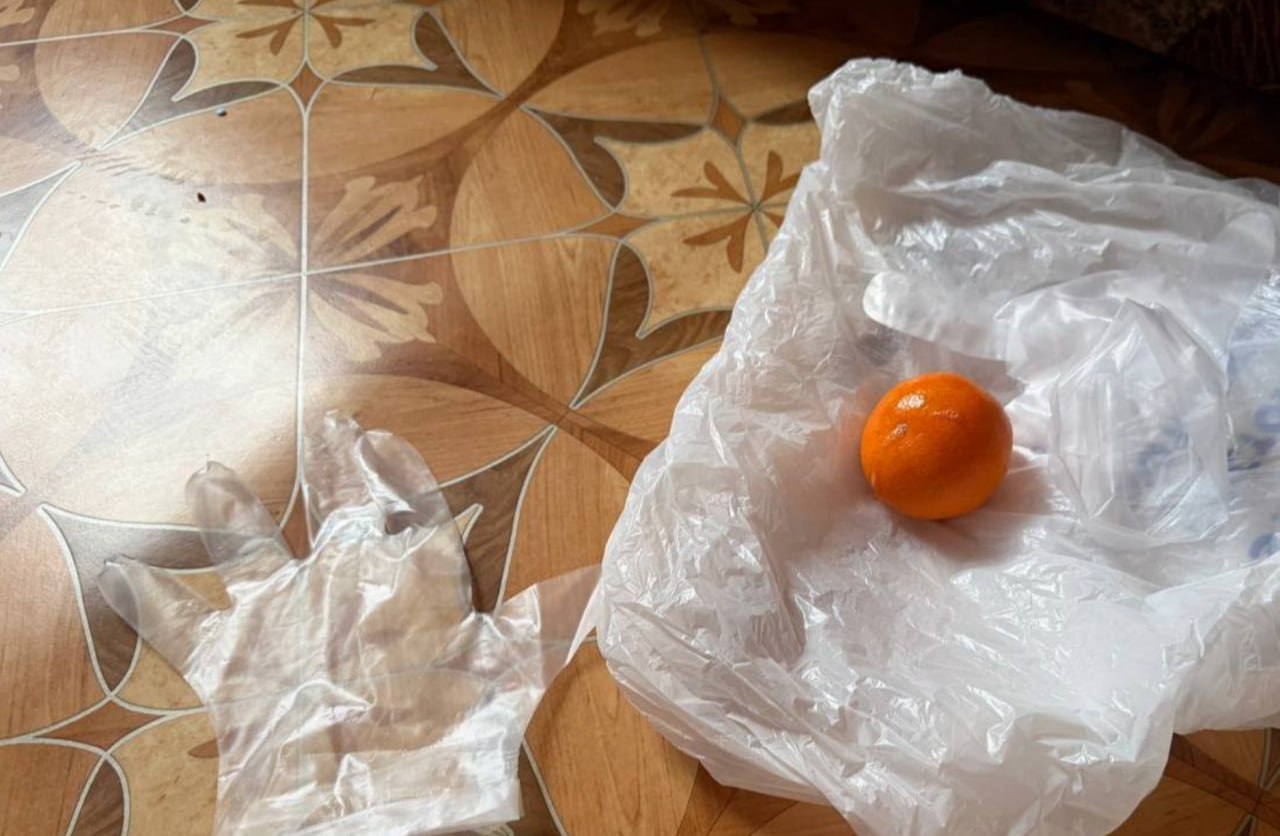 Россиянин вызвал скорую из за мандарина в заднем проходе 32 летний Азат из Башкортостана отмечал Новый год со знакомыми и находясь в состоянии сильного алкогольного опьянения решил засунуть два мандарина в задний проход Однако смог извлечь только один Прибывшие медики достали второй фрукт на месте госпитализация мужчине не потребовалась banki oil