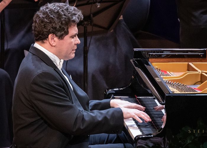 В Хабаровске пройдёт заключительный концерт фестиваля Денис Мацуев представляет Диалог поколений 26 января пианист представит программу Симфоджаз с Дальневосточным симфоническим оркестром