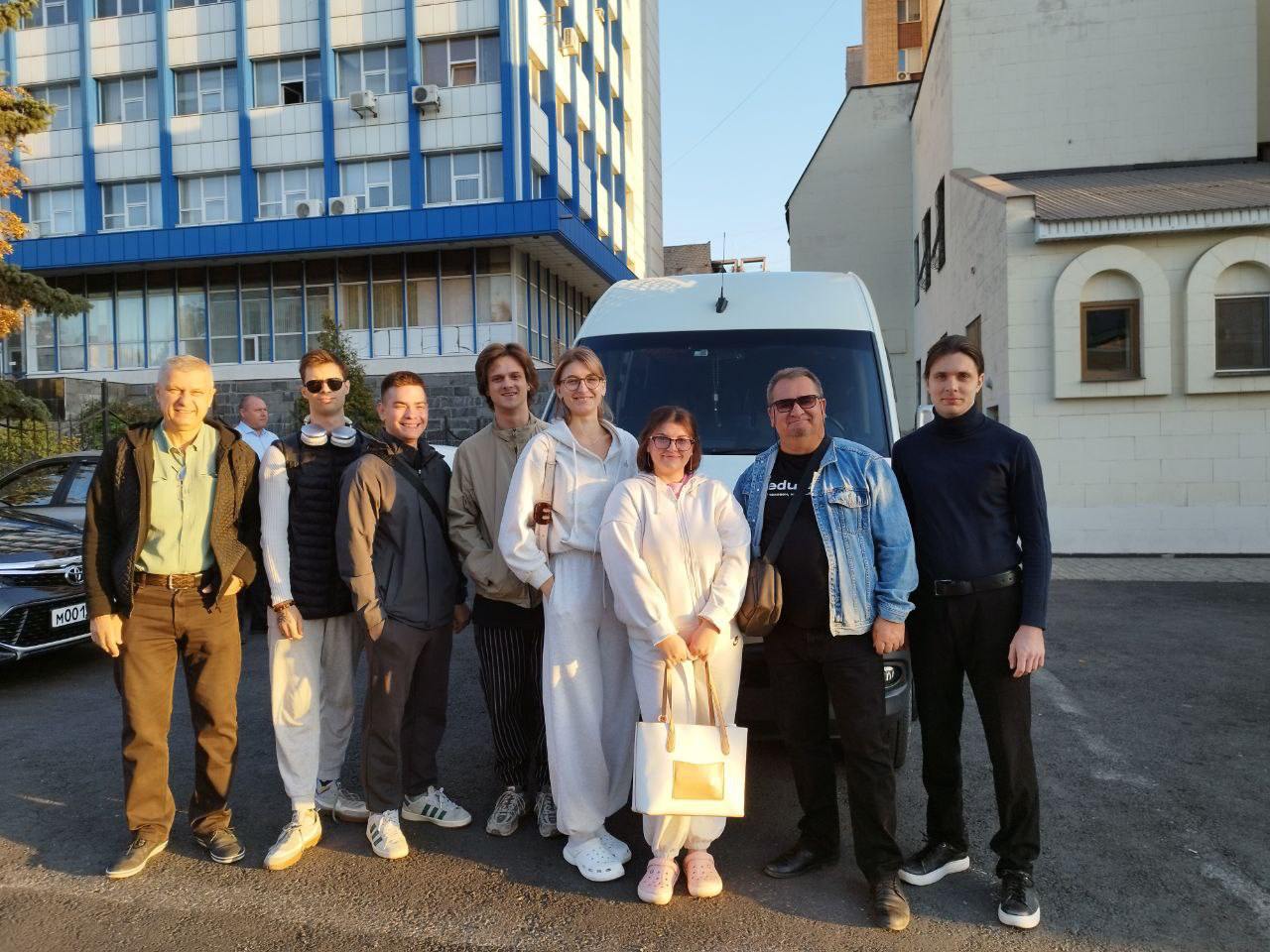 Луганский академический театр кукол приехал на гастроли в Мурманскую область С 20 по 28 сентября труппа участвует во II Международном фестивале Полярная сова   На конкурсе театр покажет спектакль Моя усатая мама Его поставил режиссёр народный артист Луганской Народной Республики Валерий Середа Также в Мурманске Коле и Мурмашах пройдут гастрольные показы постановок Полторы горсти и Сказки старинного города По словам врио директора театра Олега Степаненко участие в фестивале помогает интегрировать культуру ЛНР в общее российское культурное пространство