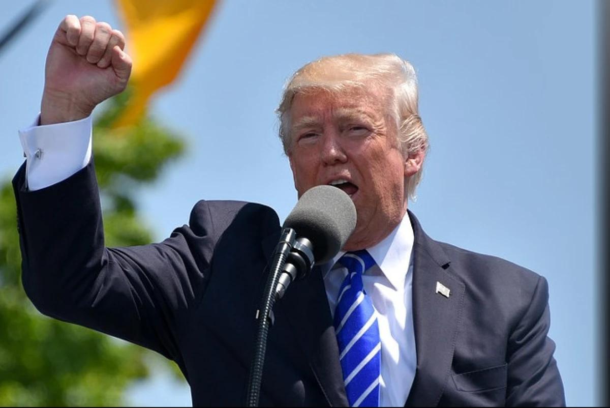 Трамп не намерен баллотироваться на пост вице президента США в 2028 году Президент США Дональд Трамп исключил возможность своего выдвижения на пост вице президента на выборах которые пройдут в стране в 2028 году передаёт BAQ KZ со ссылкой на Report Как сообщают иностранные СМИ об этом президент США заявил на борту президентского самолета по пути в Японию Я думаю это слишком мило Я бы исключил такую возможность потому что это слишком мило Я думаю людям бы это не понравилось И это было бы как то неправильно не так ли сказал он журналистам Ранее некоторые сторонники Трампа предлагали чтобы на выборах 2028 года он баллотировался в качестве вице президента а в президентской гонке от Республиканской партии участвовало другое лицо которое в случае победы могло бы покинуть президентское кресло и при таком исходе высший государственный пост занял бы Трамп