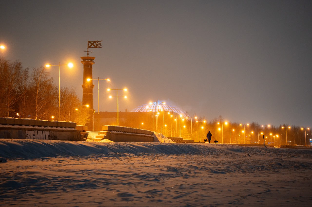 Главное за день  Во вторую годовщину смерти Навального петербуржцы несли цветы к памятникам жертвам политических репрессий Фотографии корреспондента Бумаги   t me paperpaper ru 65961  Кремль отверг обвинения пяти европейских стран в отравлении Навального   t me paperpaper ru 65937  Два случая оспы обезьян выявили в Петербурге   t me paperpaper ru 65923  Спорткомплекс на месте тайного пруда открыл Беглов В нем будут заниматься школьники и восстанавливаться участники вторжения в Украину   t me paperpaper ru 65949  Из за аварии пассажирское движение на Октябрьской железной дороге полностью остановилось почти на три часа   t me paperpaper ru 65916  Китайский Новый год начали праздновать в Петербурге На открытии экспозиции у Петропавловской крепости побывал корреспондент Бумаги   t me paperpaper ru 65917 Фото Бумага Подписывайтесь на Бумагу и предлагайте новости