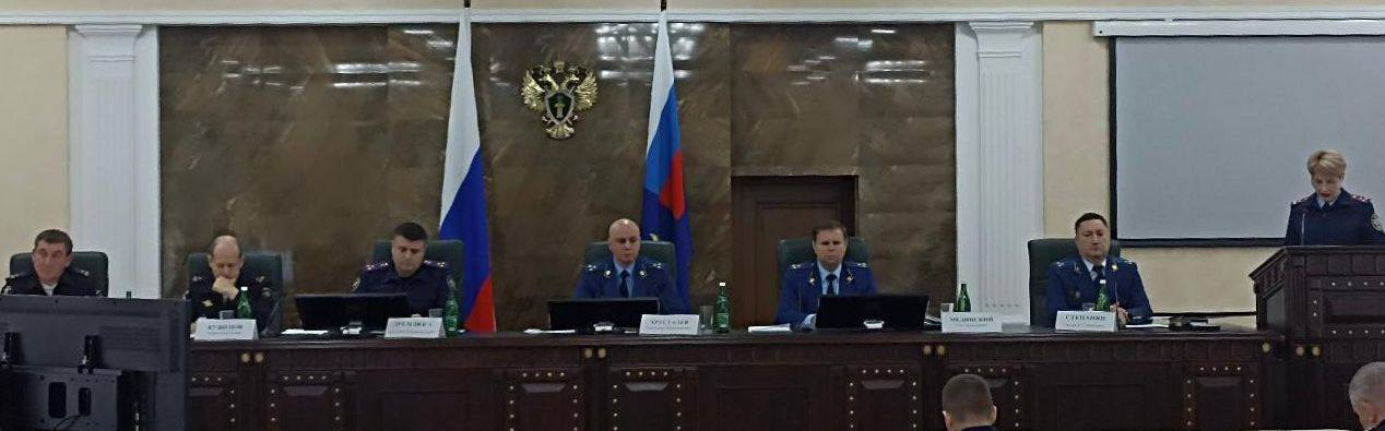 В прокуратуре края состоялось очередное заседание рабочей группы по вопросам достоверности уголовной статистики В прокуратуре Краснодарского края под председательством заместителя прокурора края Александра Хрусталева состоялось очередное заседание постоянно действующей межведомственной рабочей группы правоохранительных органов края по вопросам укрепления учетно статистической дисциплины В заседании приняли участие представители аппаратов СУ СК России по краю УФСБ России по краю ПУ ФСБ России по краю ГУ МВД России по краю ГУ ФССП России по краю ГУ МЧС России по краю работники аппарата прокуратуры края в формате видео конференц связи городские окружные районные и межрайонные прокуроры и руководители территориальных подразделений органов предварительного расследования Обсуждены причины неполноты статистических сведений о движении уголовных дел по итогам отчетного периода январь ноябрь текущего года а также меры по обеспечению своевременной постановки на централизованный учет сведений о результатах расследования уголовных дел по которым срок предварительного расследования истекает в 2025 году Участниками рабочей группы детально рассмотрены проблемные вопросы возникающие при расследовании отдельных уголовных дел и формировании статистических карточек на вынесенные процессуальные решения а также недостатки в работе отдельных подразделений правоохранительных органов Заслушаны доклады об исполнении находящихся на контроле предыдущих решений межведомственной рабочей группы Продолжена совместная проработка методов автоматизации сверок показателей государственной статистической отчетности о следственной работе и дознании с базами данных информационного центра ГУ МВД России по краю о состоянии преступности Обсуждена подготовка к внедрению государственной автоматизированной системы правовой статистики ее опытной эксплуатации в 2026 году Решено заблаговременно провести ревизию электронных цифровых подписей сотрудников правоохранительных органов сетевой инфраструктуры ведомств и автоматизированных рабочих мест пользователей на предмет соответствия предъявляемым требованиям