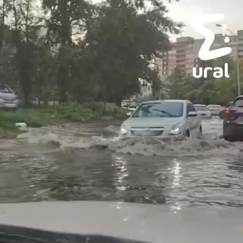 Сильные дожди затопили улицы Челябинска и Екатеринбурга