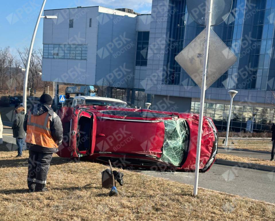 Жёсткое ДТП с «перевёртышем» произошло на территории кампуса ДВФУ  В результате аварии красный Nissan X-Trail завалился на бок и получил серьёзные механические повреждения. Очевидцы происшествия сообщили РБК Приморье, что виновником ДТП мог стать водитель BMW, который не пропустил X-Trail на перекрестке возле корпуса G.   О пострадавших не сообщалось. На месте работаю сотрудники полиции и Росгвардии.