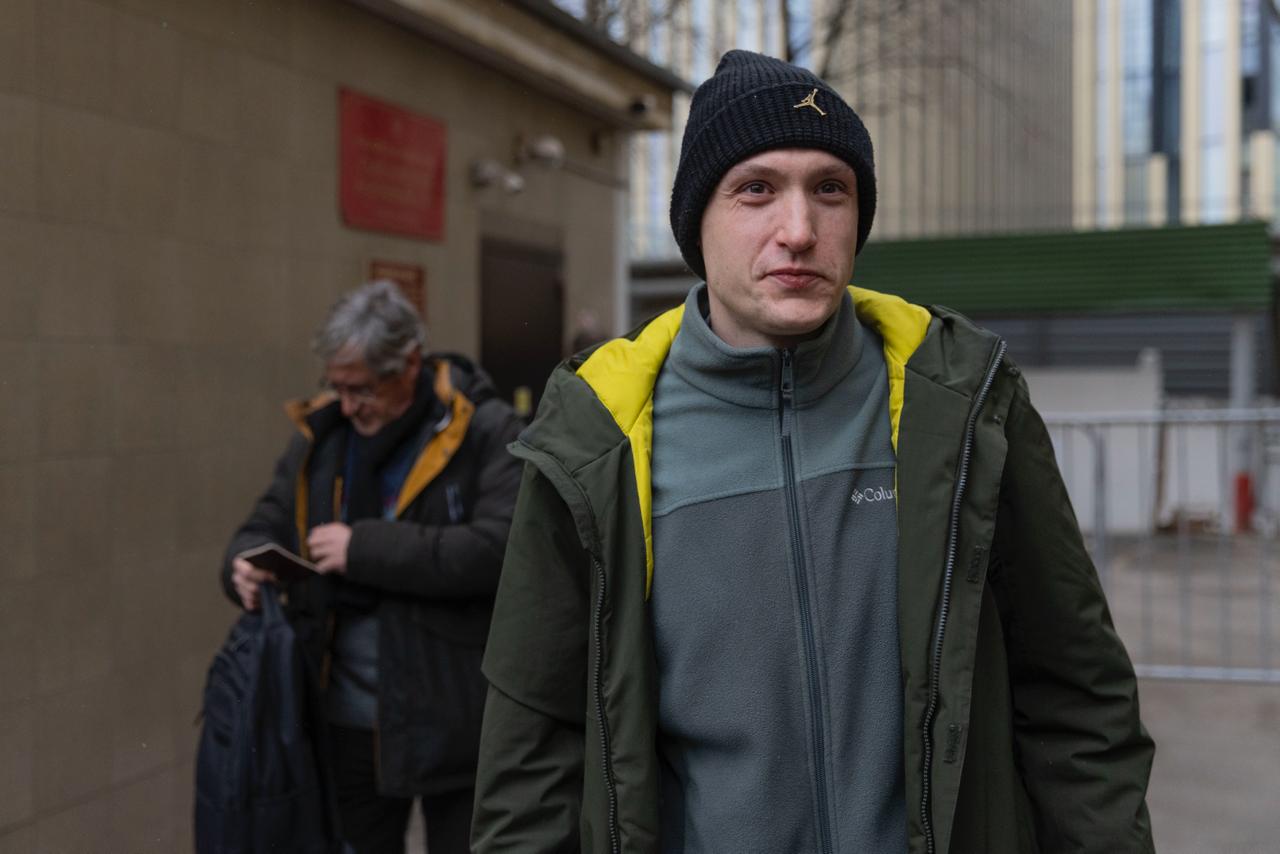 Константина Котова заочно приговорили к пяти годам колонии по делу о донатах ФБК Савеловский районный суд Москвы заочно приговорил уехавшего из под домашнего ареста активиста Константина Котова к пяти годам колонии строгого режима по делу о донатах ФБК сообщает корреспондент Медиазоны из зала суда Обвинение запрашивало ему 7 лет колонии Адвокат Котова в прениях зачитал письменную позицию своего подзащитного В ней Котов еще раз признал факт донатов ФБК и указал что много лет следил за деятельностью фонда переводил ему деньги и поддерживал Навального в подготовке к президентским выборам 2018 года не наблюдая признаков деятельности экстремистской организации то есть умысла на финансирование экстремизма у него не было О задержании Константина Котова стало известно в августе 2024 года на следующий день его отправили под домашний арест Ему вменили перевод ФБК трех тысяч рублей после того как фонд получил статус экстремистской организации и запустил новый сбор пожертвований через иностранный сервис Stripe В январе стало известно что Котов бежал из под домашнего ареста Суд приостановил производство по его делу и заочно отправил его в СИЗО В интервью Медиазоне Котов объяснил что решил уехать после того как за донаты ФБК на четыре года колонии осудили кардиохирурга Ивана Тищенко Я понял что играть в какую то рулетку с судом со следствием не имеет совершенно никакого смысла Лучше взять судьбу в свои руки и самому добыть себе свободу говорил активист В 2019 году Константина Котова осудили на четыре года за участие в протестах против отказа допустить независимых кандидатов на выборы в Мосгордуму Позже ему смягчили приговор до полутора лет колонии Медиазона не сможет продолжать работу без вашей поддержки donate zona media Фото Александра Астахова Медиазона