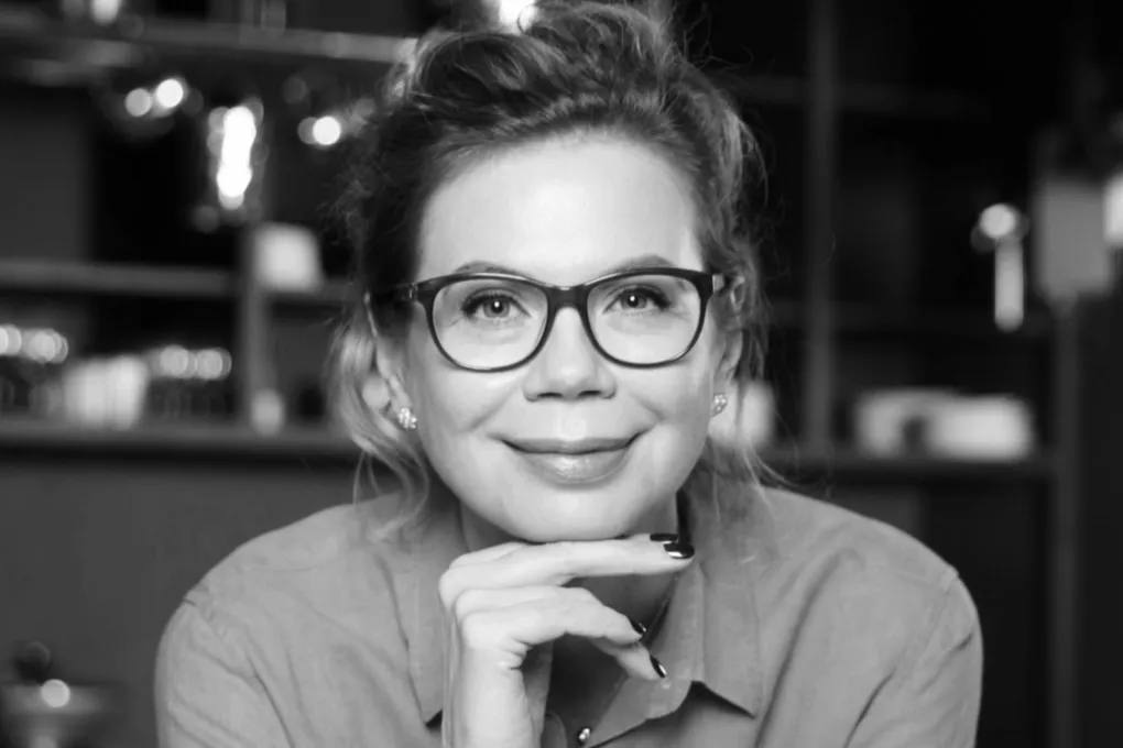 Умерла актриса и ведущая Вероника Ганич Ей было 59 лет Ганич окончила Щукинское училище и журфак работала на радио Максимум на телеканалах Россия 1 и НТВ Снималась в Кулагине и партнёрах как помощница детектива Также Ника организовала гастротуры по Франции и сняла Географию на вкус Её бестселлер 2016 го Лучший день в году взял Food Show Awards Подписаться на Москва 24 Наши каналы Новости в MAX