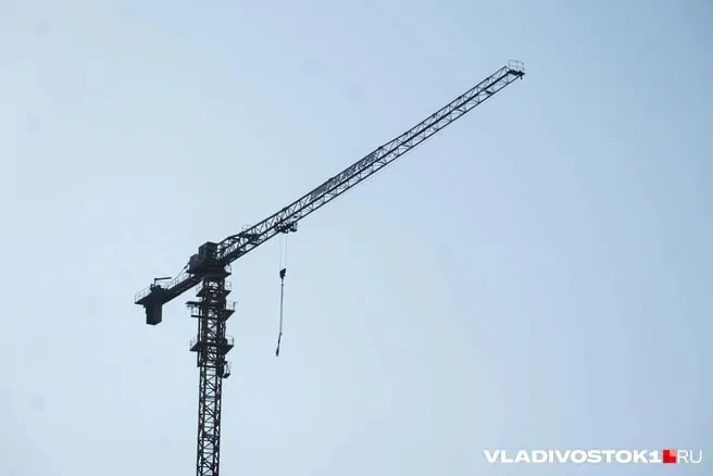 Согласование обновлённого проекта комплексного развития территории на месте бывшего Спортивного рынка во Владивостоке стартовало Помимо жилья здесь планируют создать социальную спортивную и коммерческую инфраструктуру сообщили в министерстве архитектуры и градостроительной политики Приморского края Проект предусматривает строительство образовательного комплекса на 700 мест школы на 515 учеников и детского сада на 185 мест а также отдельного детского сада на 115 мест В районе появятся современный физкультурно оздоровительный комплекс беговые дорожки и большой стадион На территории также сохранят торговую функцию откроют новый рынок с продукцией местных производителей кафе и рестораны Одновременно планируется благоустройство набережной реки Объяснения которая должна стать новым местом отдыха и прогулок для жителей Владивостока Подписаться в MAX